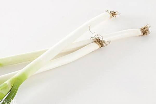 大蔥是辛辣食物嗎 屬于這個(gè)類(lèi)別