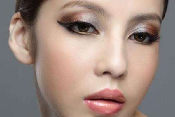 如何畫(huà)大眼娃娃妝？瞬間變成甜美可人少女