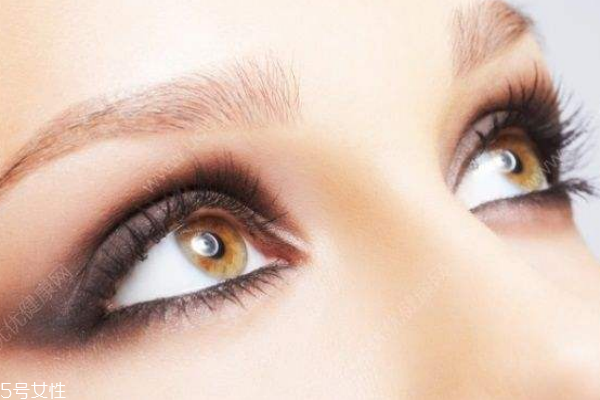 ?；瘖y戴隱形眼鏡如何預(yù)防眼結(jié)石