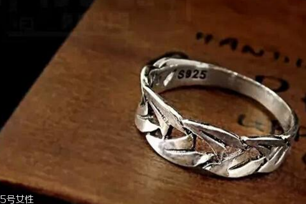 925銀戒指變黑怎么辦 恢復光澤很簡單 925銀戒指變黑怎么辦 恢復光澤很簡單