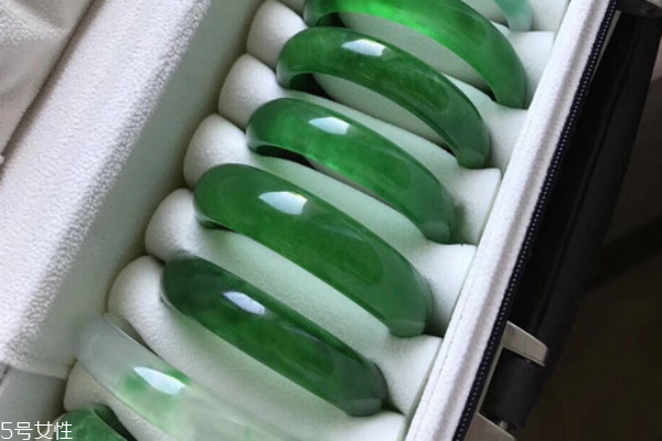翡翠手鐲會越戴越透嗎 佩戴習慣很重要