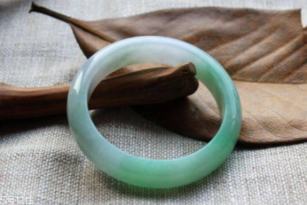 翡翠手鐲圈口怎么測量 尺寸很關鍵