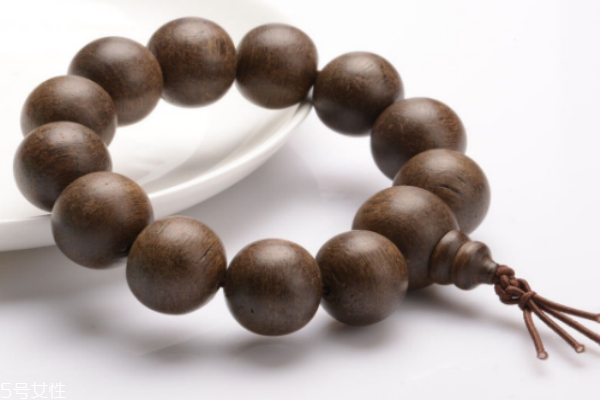 沉香手串戴哪個(gè)手 手串佩戴講究大 沉香手串戴哪個(gè)手 手串佩戴講究大