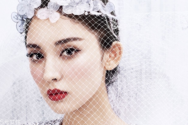 頭大剪什么頭發(fā)好看 避開4點比中分顯臉小 頭大剪什么頭發(fā)好看 避開4點比中分顯臉小