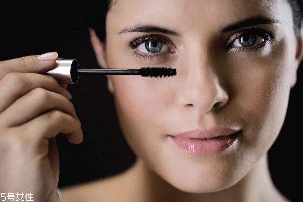 日常妝容用什么睫毛膏好 細直刷頭妝效相當自然