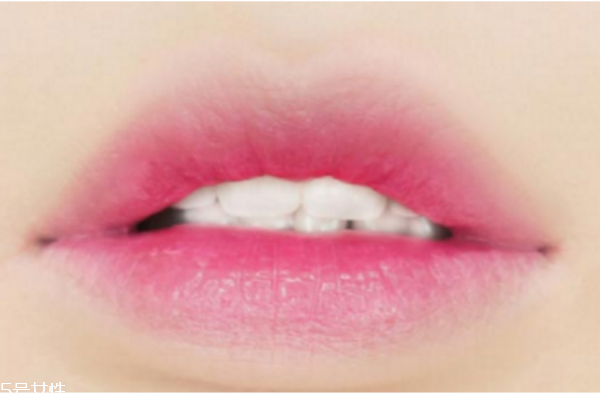 韓國咬唇妝的畫法，瞬間變成可愛少女