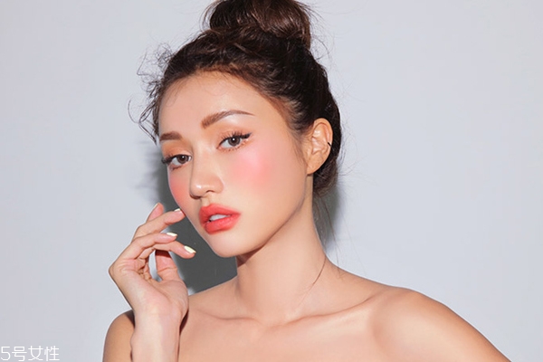 甜美約會(huì)妝的特點(diǎn) 只需三招迷醉他的心 甜美約會(huì)妝的特點(diǎn) 只需三招迷醉他的心