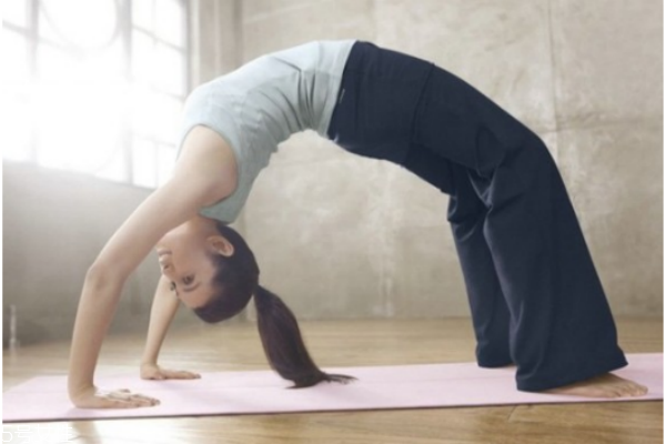 練瑜伽可以矯正駝背嗎 練瑜伽治駝背的要領 練瑜伽可以矯正駝背嗎 練瑜伽治駝背的要領