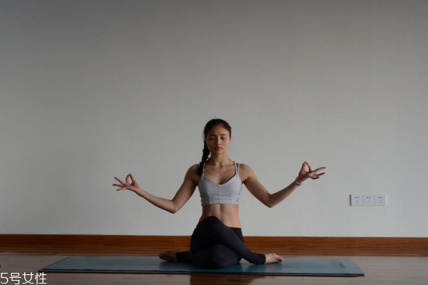 練瑜伽需要穿內(nèi)衣嗎 練習(xí)瑜伽的常識 練瑜伽需要穿內(nèi)衣嗎 練習(xí)瑜伽的常識