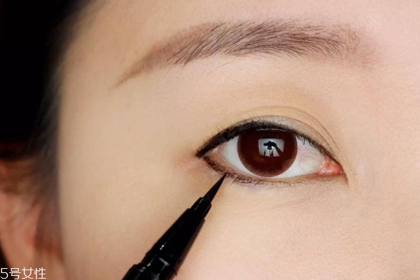 杏仁眼如何畫眼線 打造清澈的黑白分明大眼睛 杏仁眼如何畫眼線 打造清澈的黑白分明大眼睛