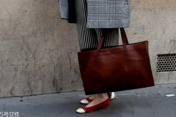 coach托特包多少錢 永不過時的經(jīng)典款 coach托特包多少錢 永不過時的經(jīng)典款