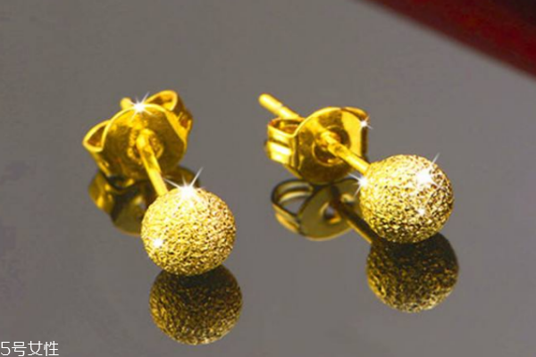 黃金耳釘多少錢(qián)一對(duì) 依據(jù)當(dāng)日金價(jià)