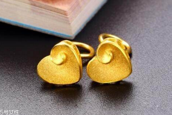 黃金耳釘多少錢(qián)一對(duì) 依據(jù)當(dāng)日金價(jià)