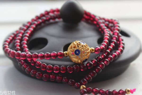 石榴石手鏈寓意是什么 表達(dá)愛(ài)意的選擇