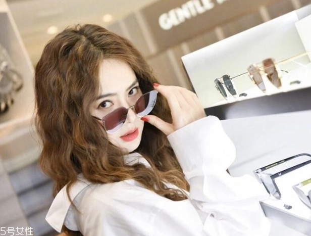 頭發(fā)縫怎么分防脫發(fā) 3招避免掉發(fā)還很自然 頭發(fā)縫怎么分防脫發(fā) 3招避免掉發(fā)還很自然