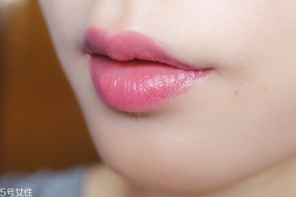 紀梵?？诩t303和304的區(qū)別及試色 紀梵希最火顏色推薦