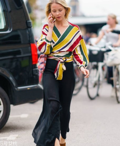 怎樣給衣服打結(jié)好看 時髦一大圈 怎樣給衣服打結(jié)好看 時髦一大圈