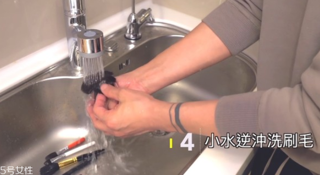 化妝刷和美妝蛋怎么清洗 用洗手液和舊衣服清洗步驟 化妝刷和美妝蛋怎么清洗 用洗手液和舊衣服清洗步驟