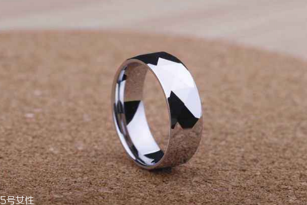 鎢金戒指會有劃痕嗎 硬度非常強 鎢金戒指會有劃痕嗎 硬度非常強