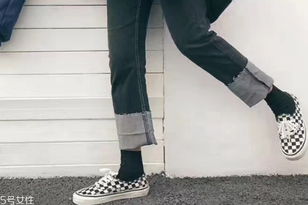 vans黑白格子怎么搭配 跟著潮人學(xué)起來(lái)