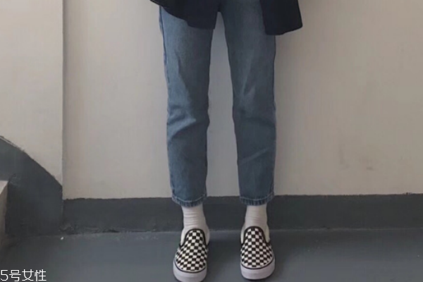 vans黑白格子怎么搭配 跟著潮人學(xué)起來(lái)