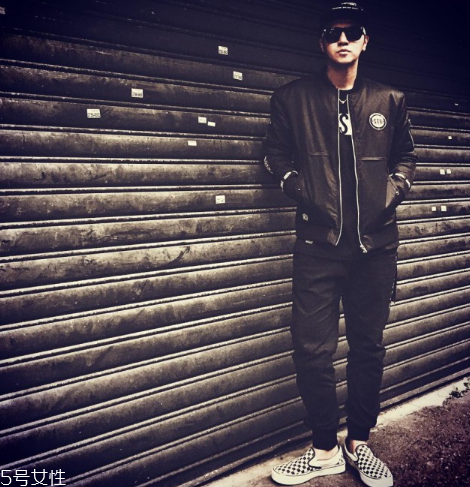 vans黑白格子怎么搭配 跟著潮人學(xué)起來(lái)