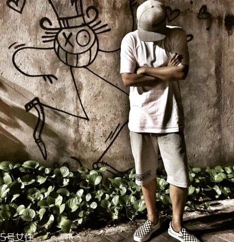 vans黑白格子怎么搭配 跟著潮人學(xué)起來(lái)