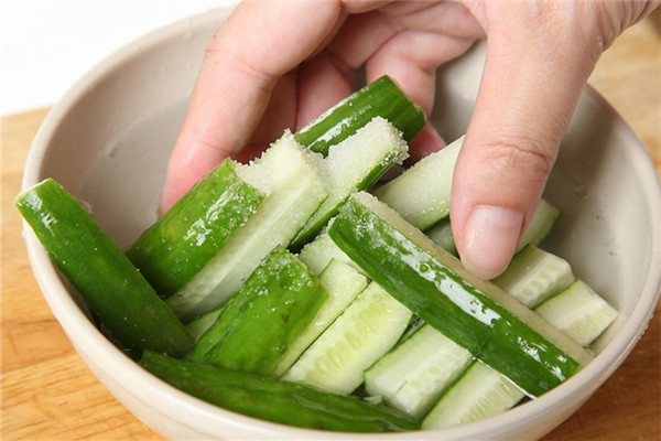 小黃瓜怎么腌制好吃 3技巧更爽脆好吃 小黃瓜怎么腌制好吃 3技巧更爽脆好吃