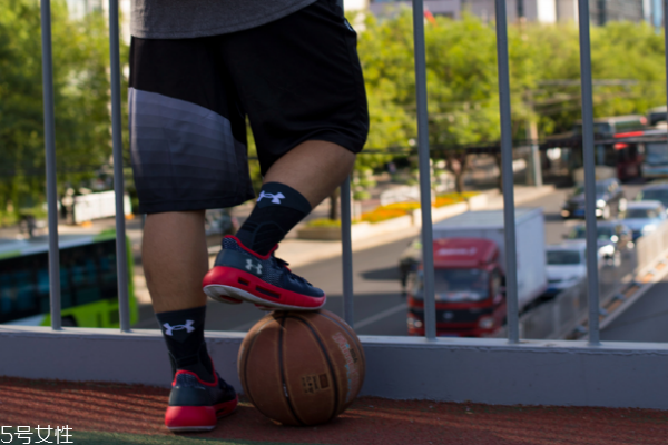 安德瑪hovr havoc籃球鞋測(cè)評(píng) 零重力腳感非凡