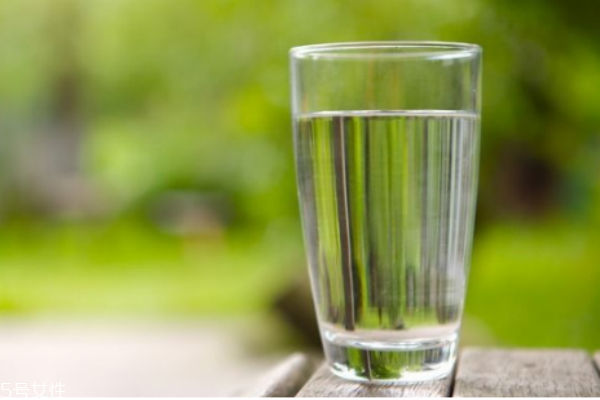 白開(kāi)水放多久不能喝 隔夜白開(kāi)水的危害