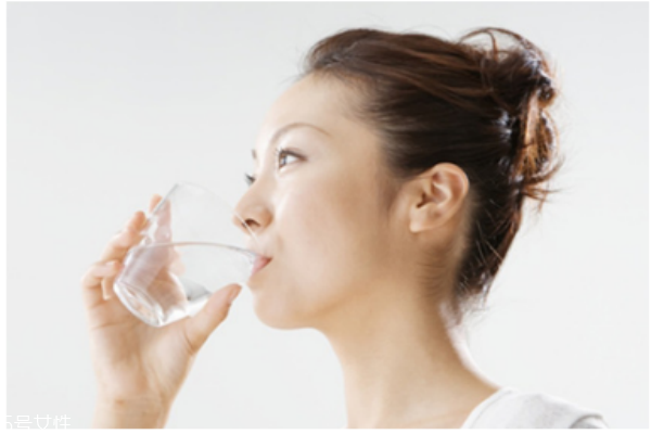 白開(kāi)水放多久不能喝 隔夜白開(kāi)水的危害