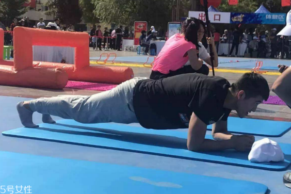 腰間盤(pán)突出能做平板支撐嗎 動(dòng)作要規(guī)范