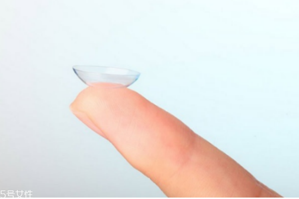 隱形眼鏡可以戴多久 戴隱形眼鏡的禁忌和注意事項 隱形眼鏡可以戴多久 戴隱形眼鏡的禁忌和注意事項