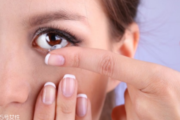 戴隱形眼鏡可以運動么 戴隱形眼鏡不可不知的事 戴隱形眼鏡可以運動么 戴隱形眼鏡不可不知的事