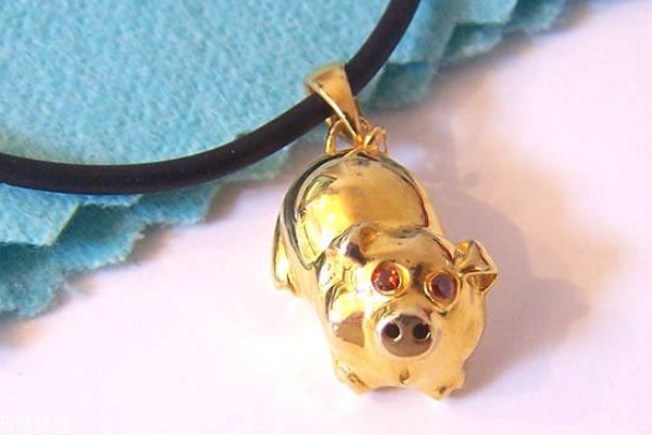 金豬吊墜什么寓意 招財進(jìn)寶好處多 金豬吊墜什么寓意 招財進(jìn)寶好處多