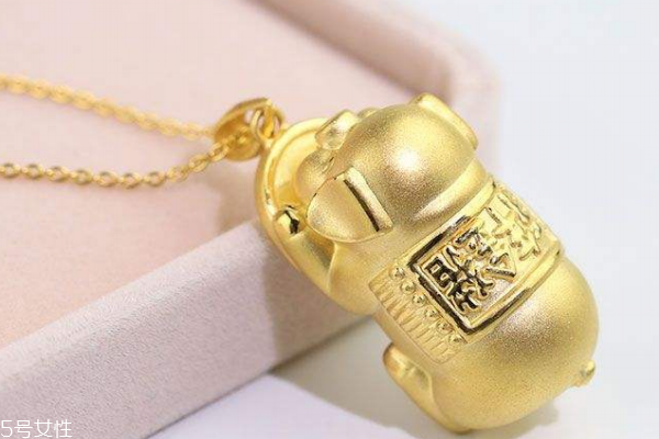金豬吊墜什么寓意 招財進(jìn)寶好處多 金豬吊墜什么寓意 招財進(jìn)寶好處多