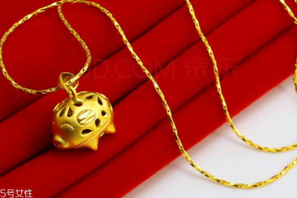 金豬吊墜什么寓意 招財進(jìn)寶好處多 金豬吊墜什么寓意 招財進(jìn)寶好處多