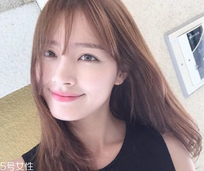 大餅臉適合什么發(fā)型 要學會揚長避短 大餅臉適合什么發(fā)型 要學會揚長避短