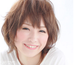 大餅臉適合什么發(fā)型 要學會揚長避短 大餅臉適合什么發(fā)型 要學會揚長避短