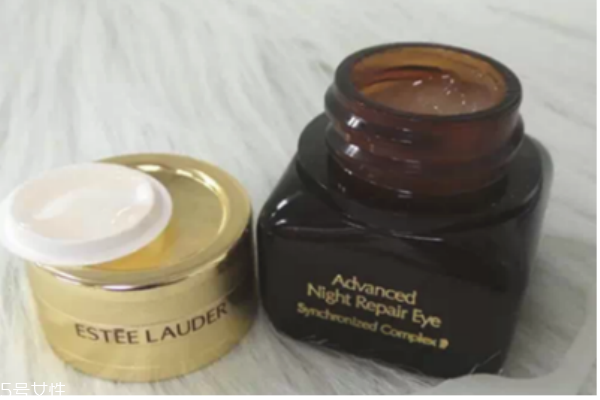 雅詩蘭黛小棕瓶眼霜和蘭蔻小黑瓶眼霜哪個(gè)好 告別熊貓眼