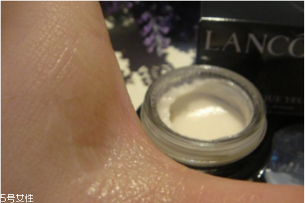 雅詩蘭黛小棕瓶眼霜和蘭蔻小黑瓶眼霜哪個(gè)好 告別熊貓眼