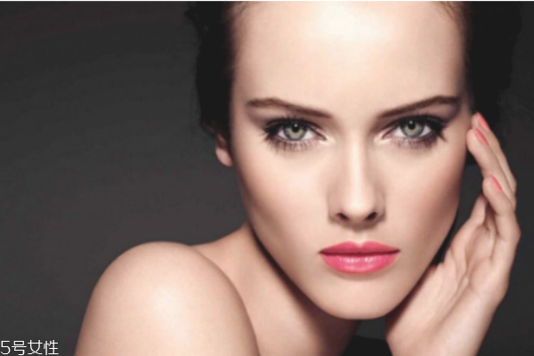 夏天化妝怎樣不脫妝 教你時(shí)刻擁有精致妝容 夏天化妝怎樣不脫妝 教你時(shí)刻擁有精致妝容