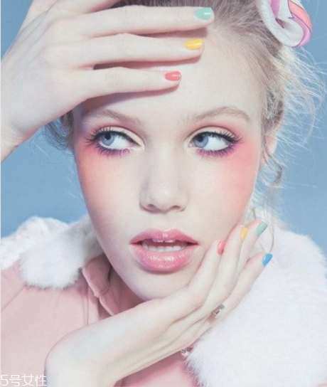 夏天化妝怎樣不脫妝 教你時(shí)刻擁有精致妝容 夏天化妝怎樣不脫妝 教你時(shí)刻擁有精致妝容