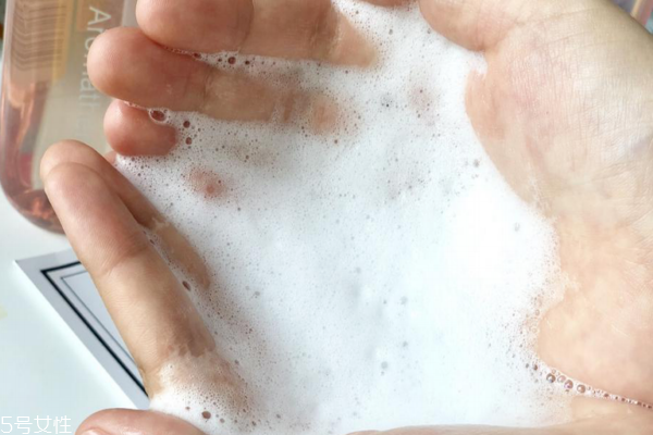 六神沐浴露是堿性的嗎 六神沐浴露酸堿度測試 六神沐浴露是堿性的嗎 六神沐浴露酸堿度測試