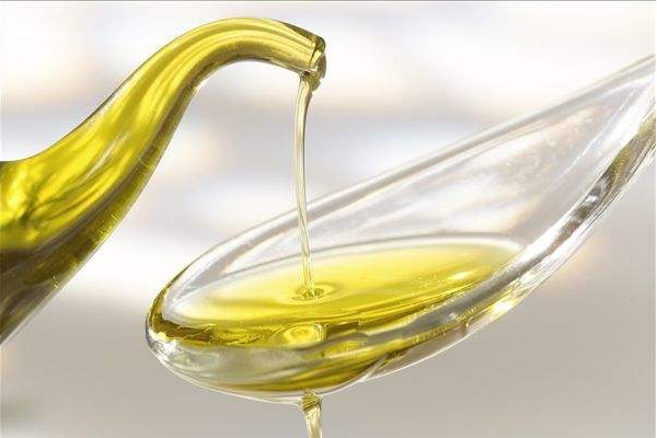 正宗山茶油多少錢一斤？從這4個(gè)方面來(lái)辨別真假性