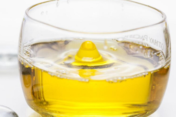 正宗山茶油多少錢一斤？從這4個(gè)方面來(lái)辨別真假性