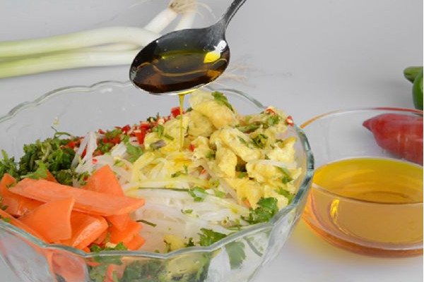 正宗山茶油多少錢一斤？從這4個(gè)方面來(lái)辨別真假性