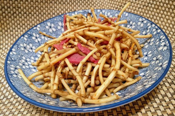 折耳根可以治療胃炎嗎？這個(gè)季節(jié)挖折耳根最嫩最討喜