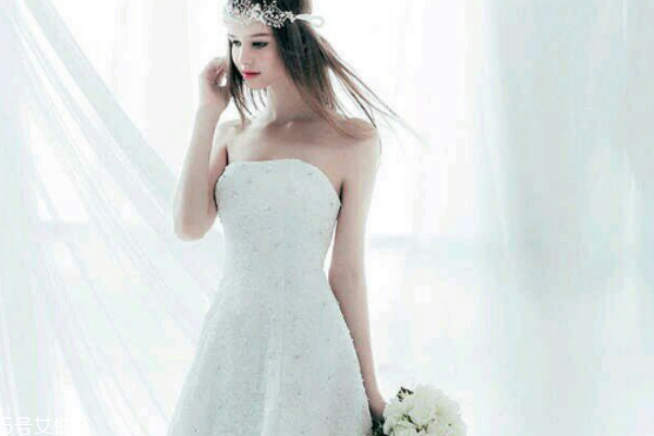 胸小怎么穿婚紗 這些竅門(mén)要掌握