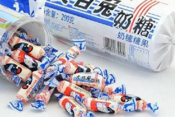 為什么大白兔奶糖包一層糯米糖紙？老版糖紙比一斤糖還貴